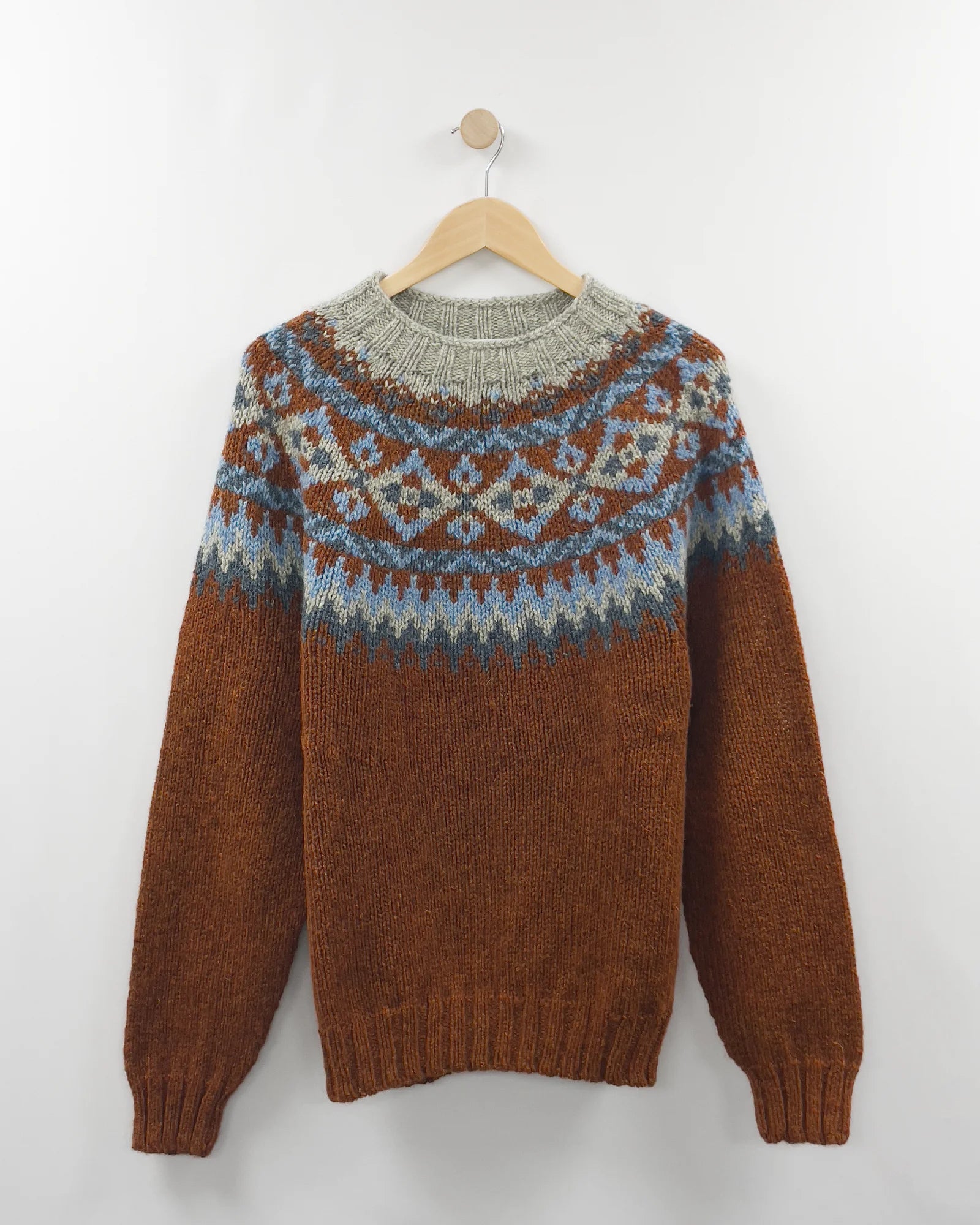 Men's Knitted Jumper (M5225/7) - Rowan 25